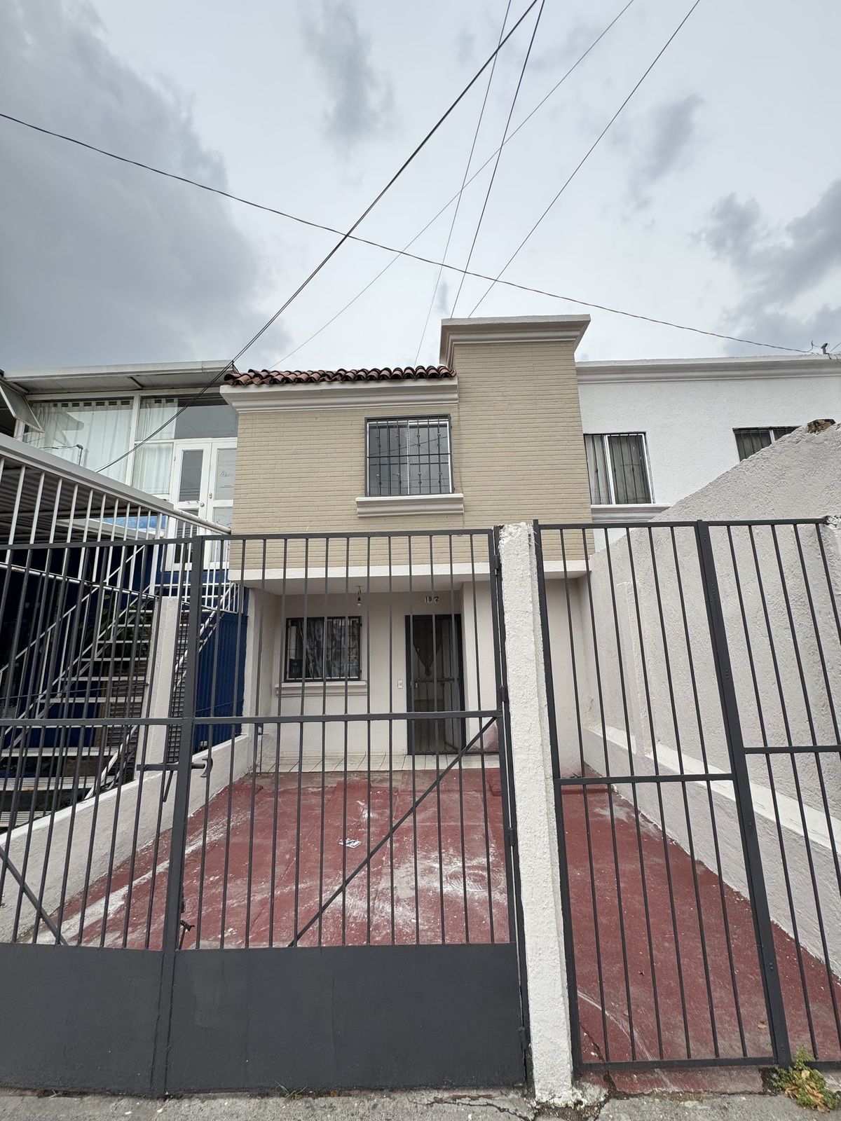 1 of 14: Fachada