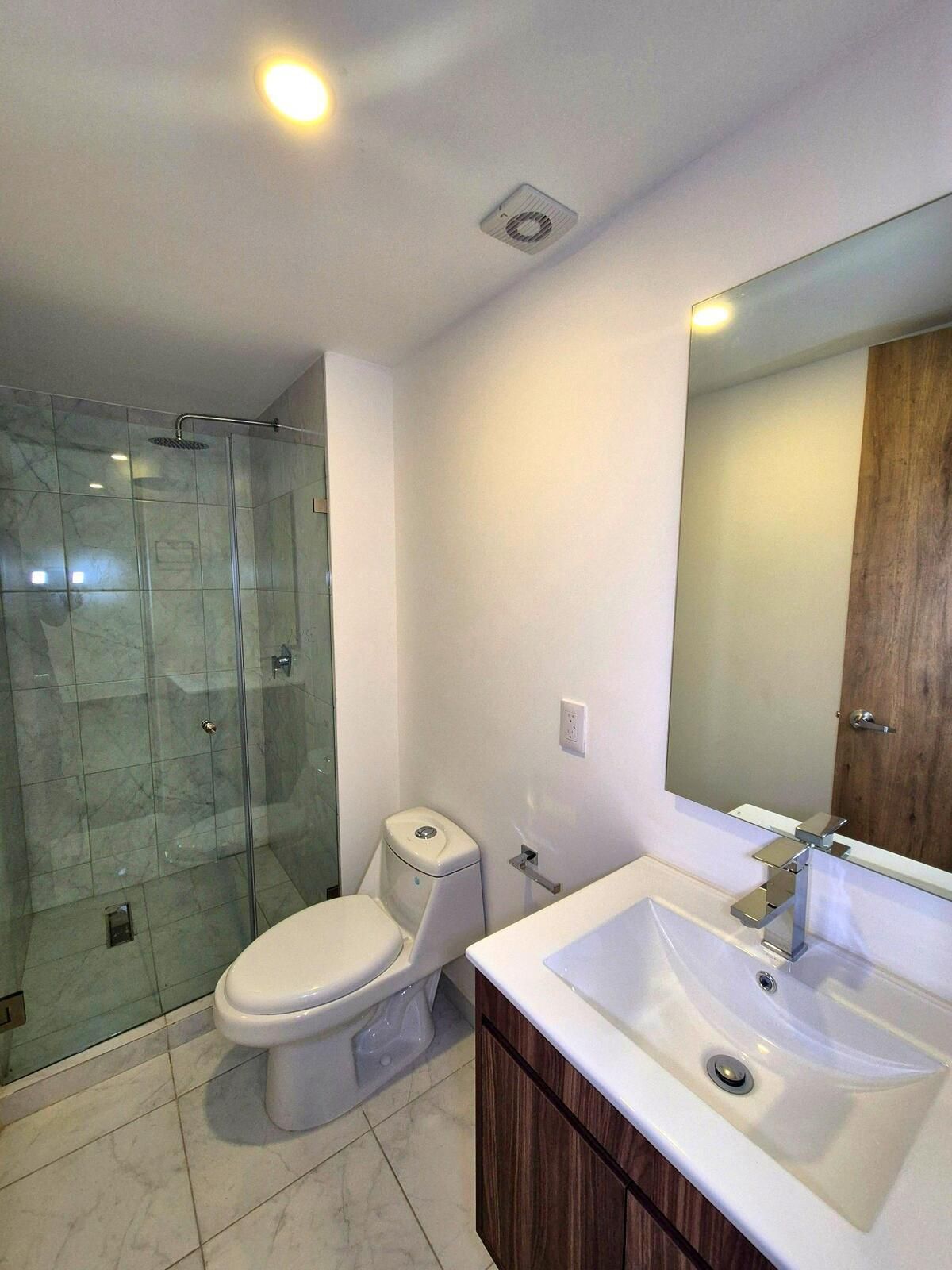 24 de 25: BAÑO RECAMARA SECUNDARIA Y DE VISITAS