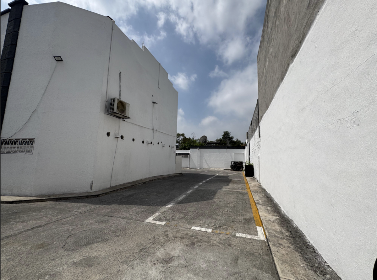 5 de 11: Vista del estacionamiento 4