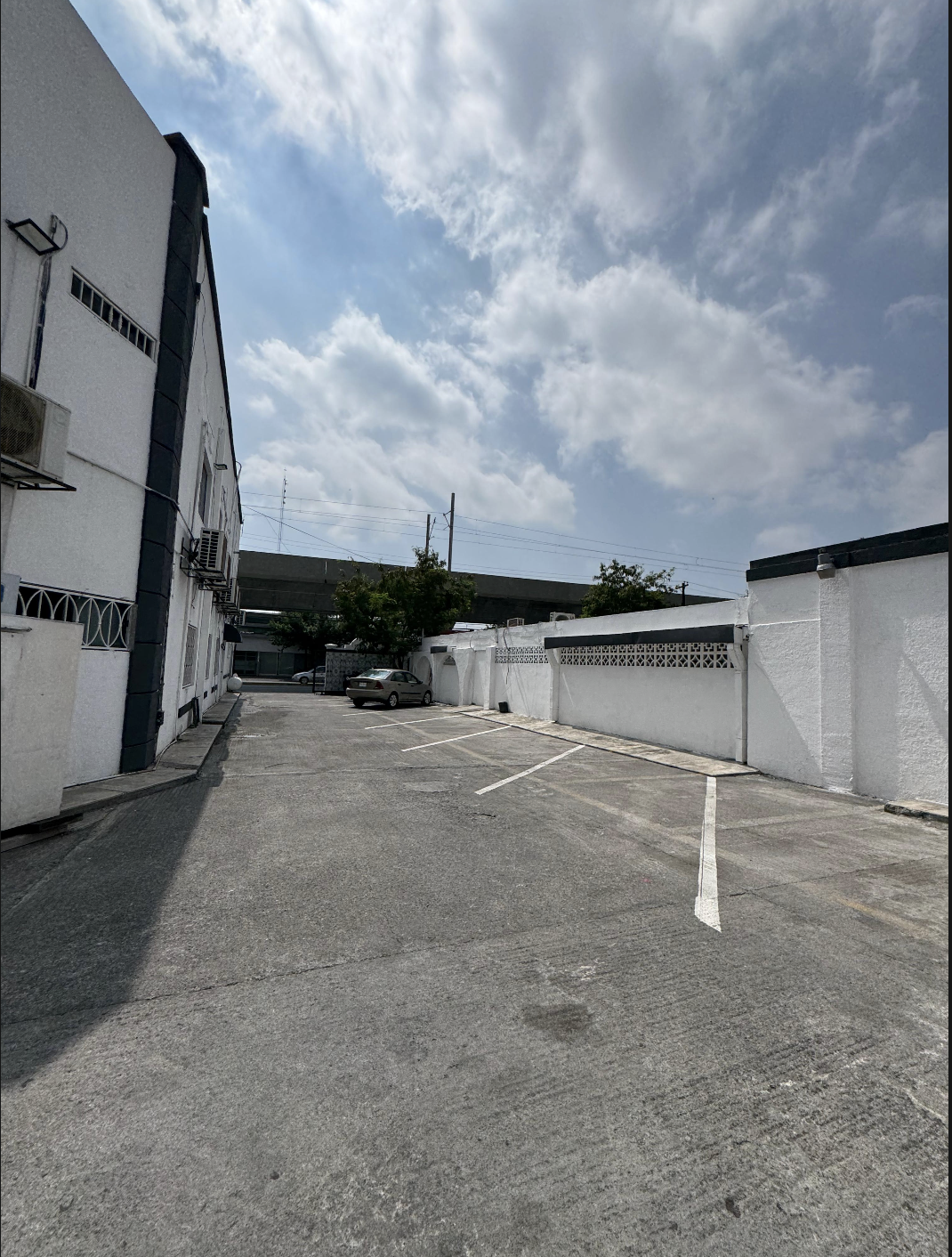 6 de 11: Vista del estacionamiento 5
