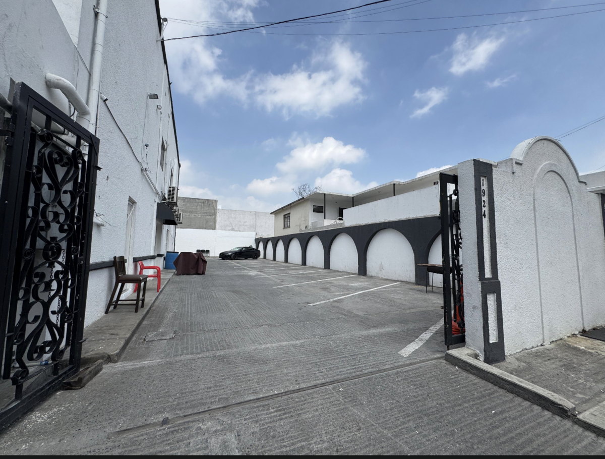 2 de 11: Vista del estacionamiento 1