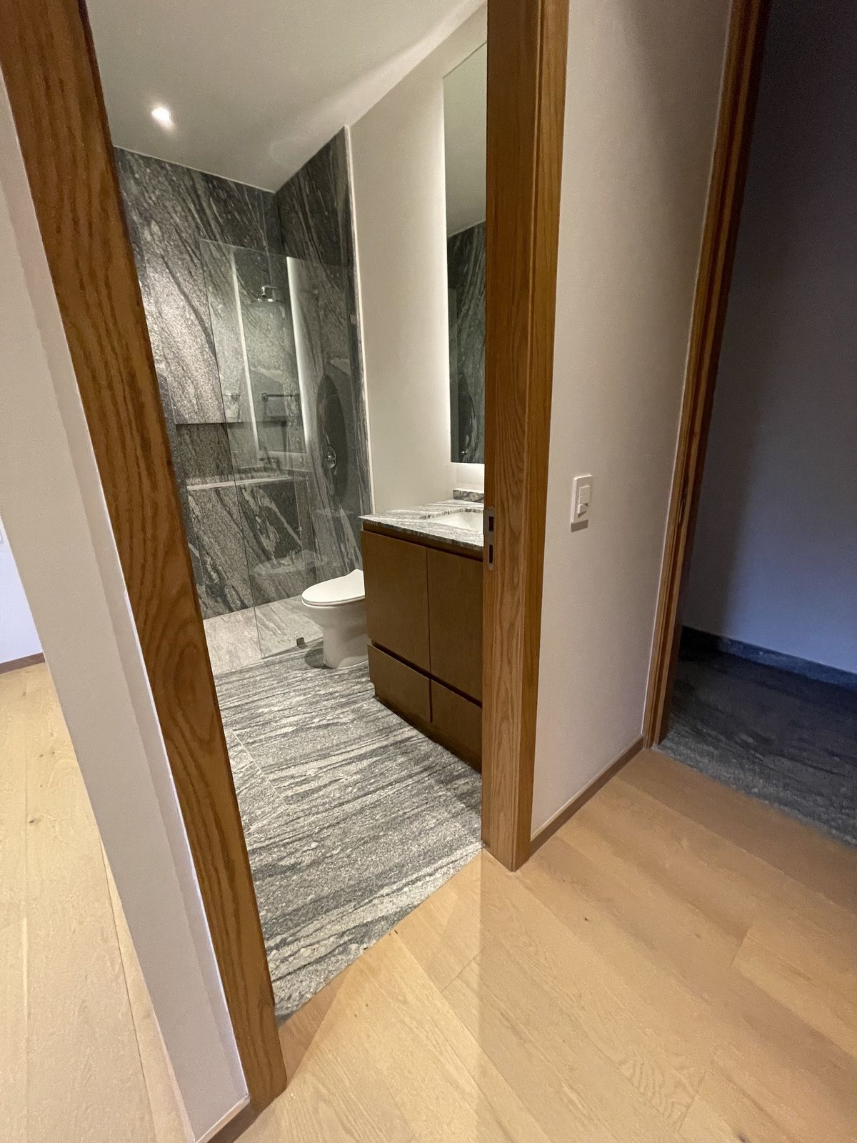4 of 14: Baño secundario