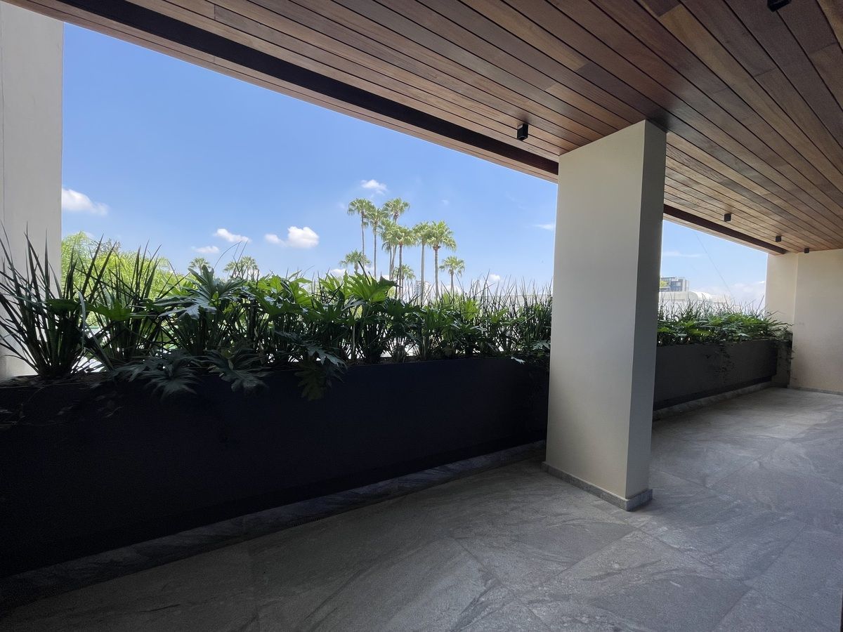 9 of 14: Bella y amplia terraza con puerta corrediza