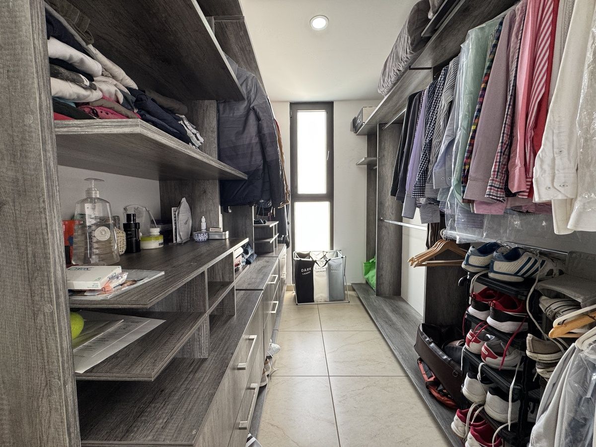 21 de 37: Walk ing closet, con ventilación natural