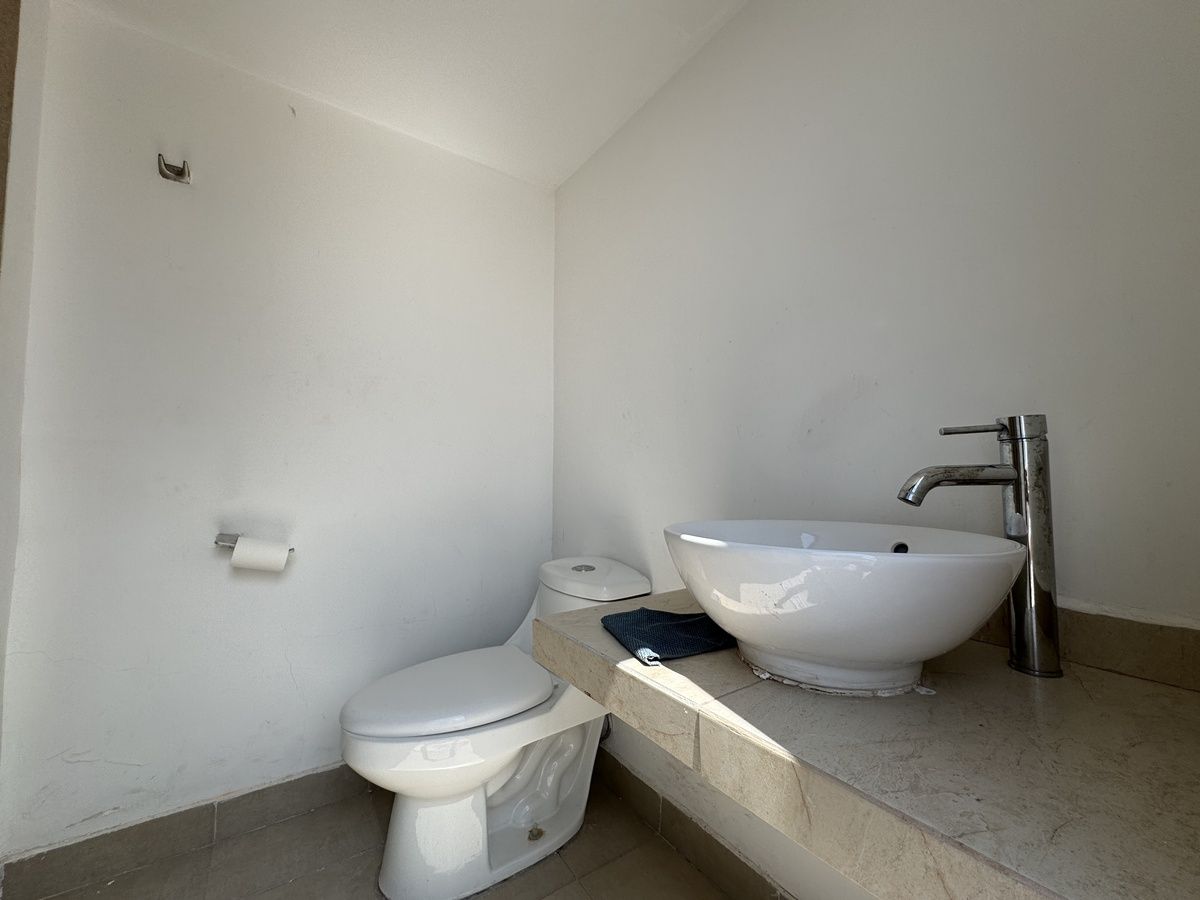 33 de 37: Baño completo