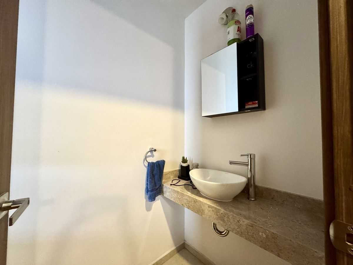 3 de 17: Medio baño
