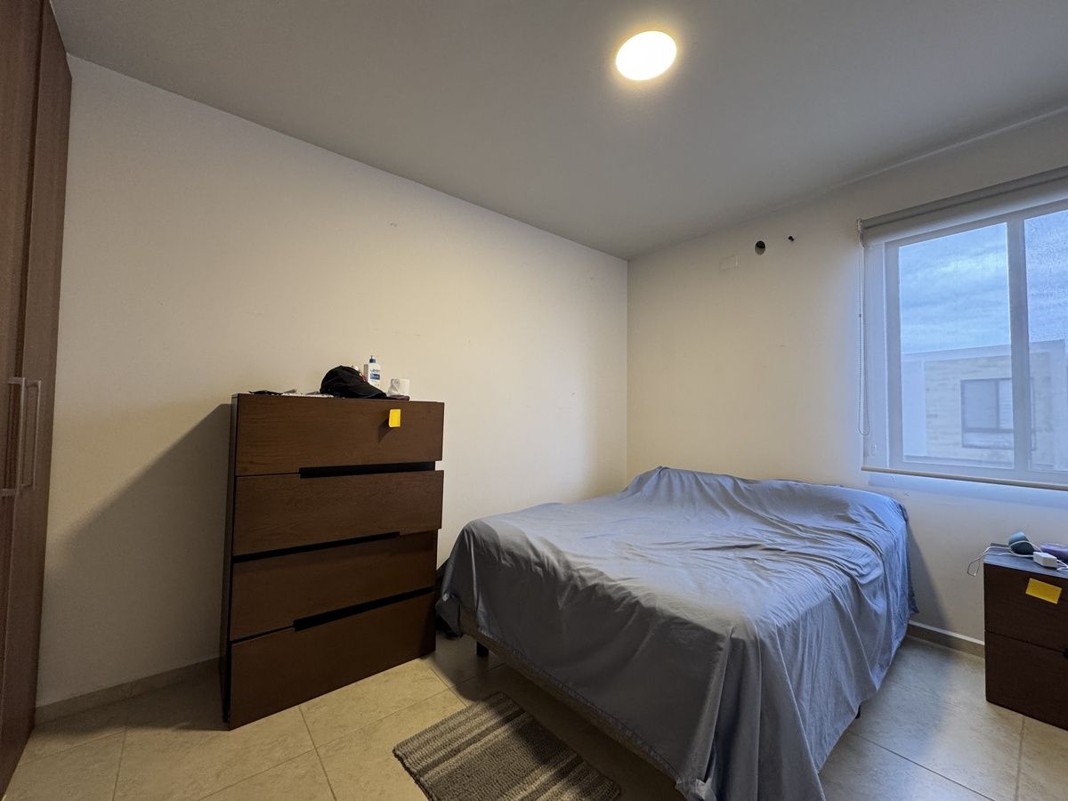 11 de 17: Recámara A, con cama matrimonial, cómoda y closet
