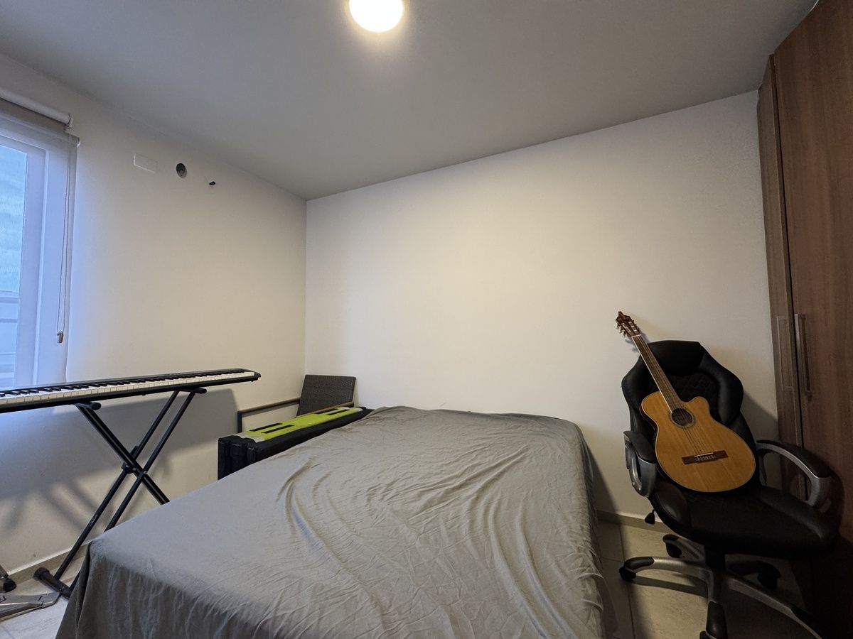 12 de 17: Recámara B, con cama matrimonial y closet