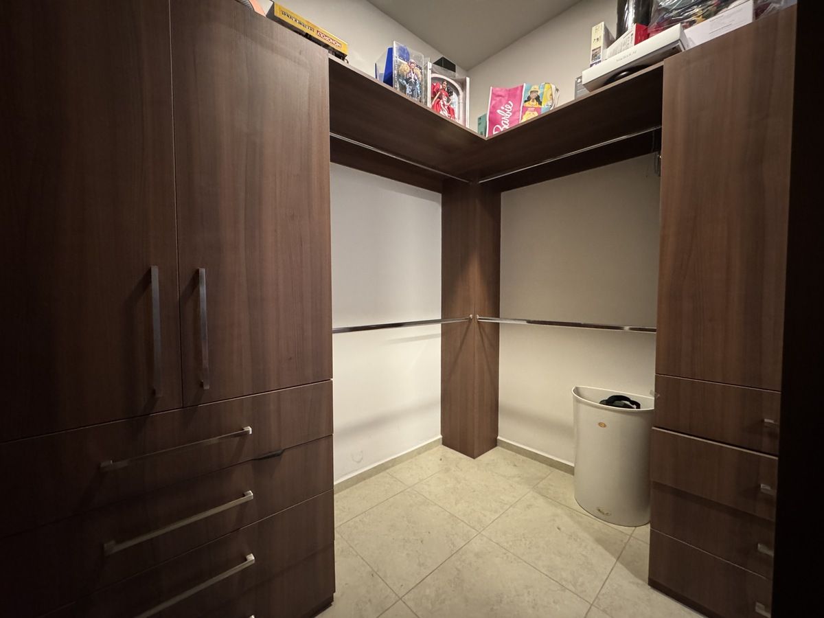15 de 17: Vestidor