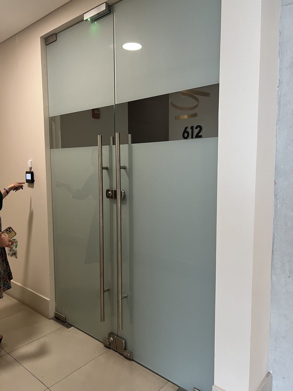 2 de 17: Puerta de entrada  de la oficina con acceso inteligente