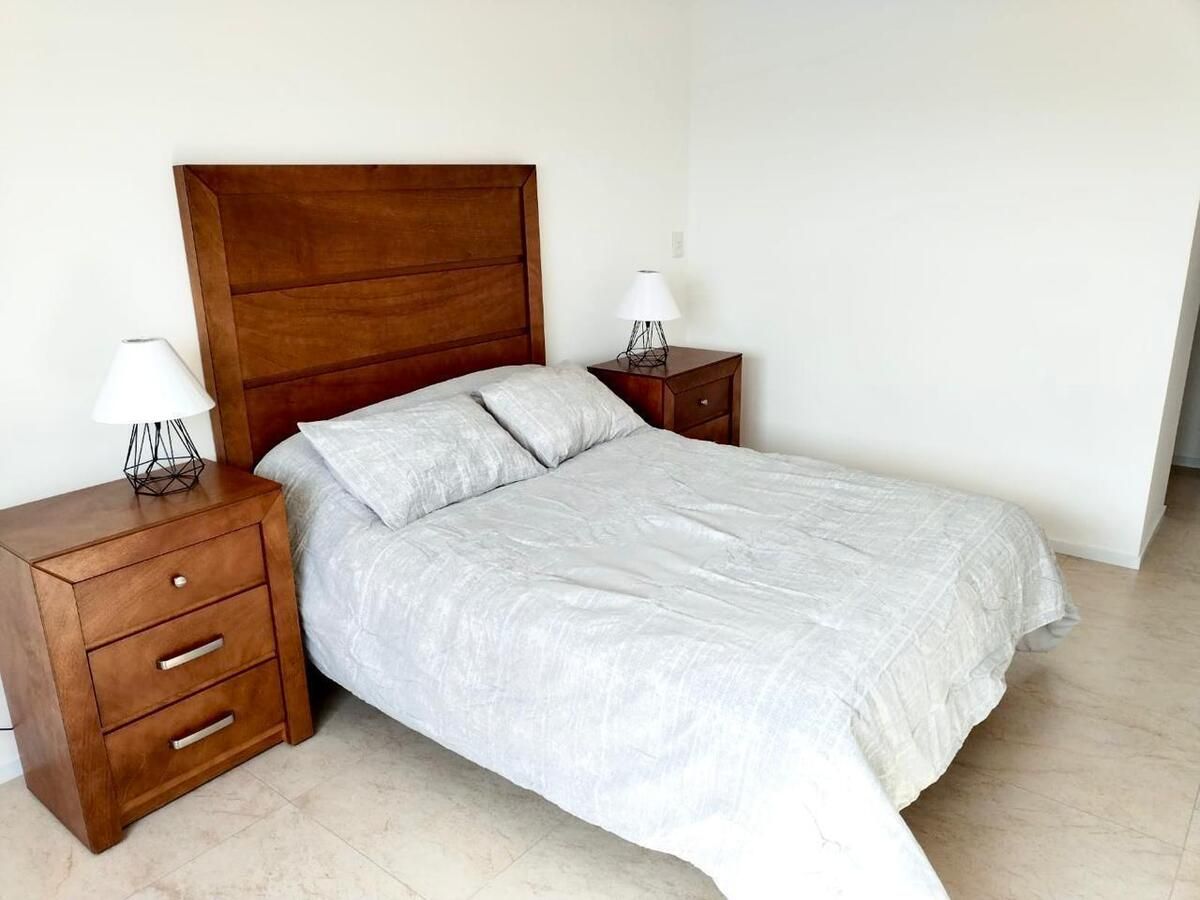 6 de 12: Recámara con cama matrimonial