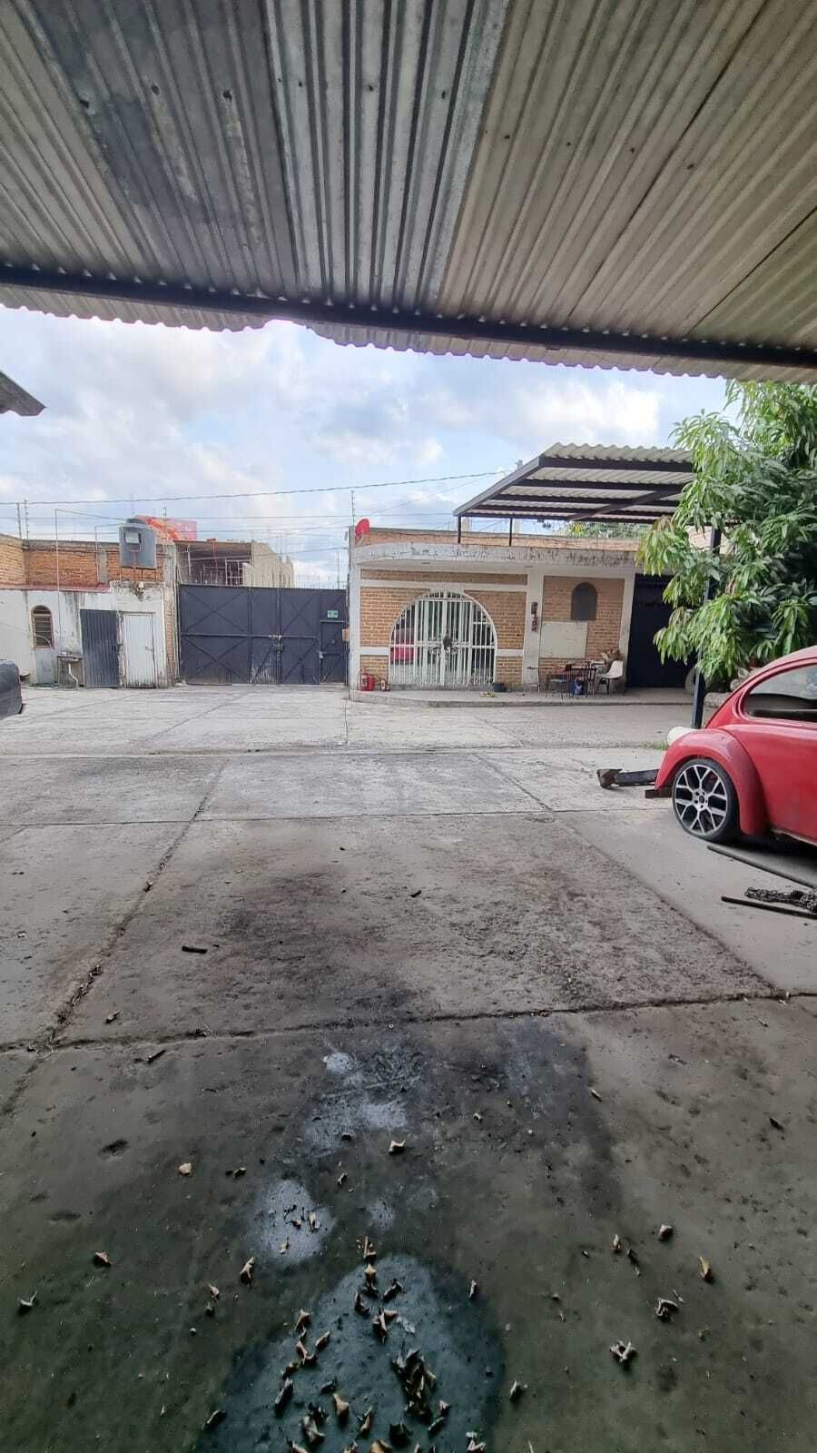 1 of 8: Patio de maniobras
