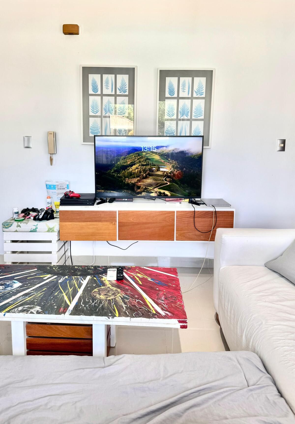 3 de 13: Sala TVha