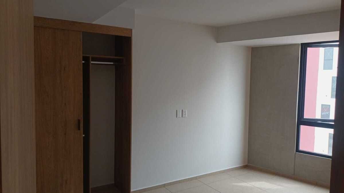 4 de 22: Habitación con 2 closets y vista al área de amenidades