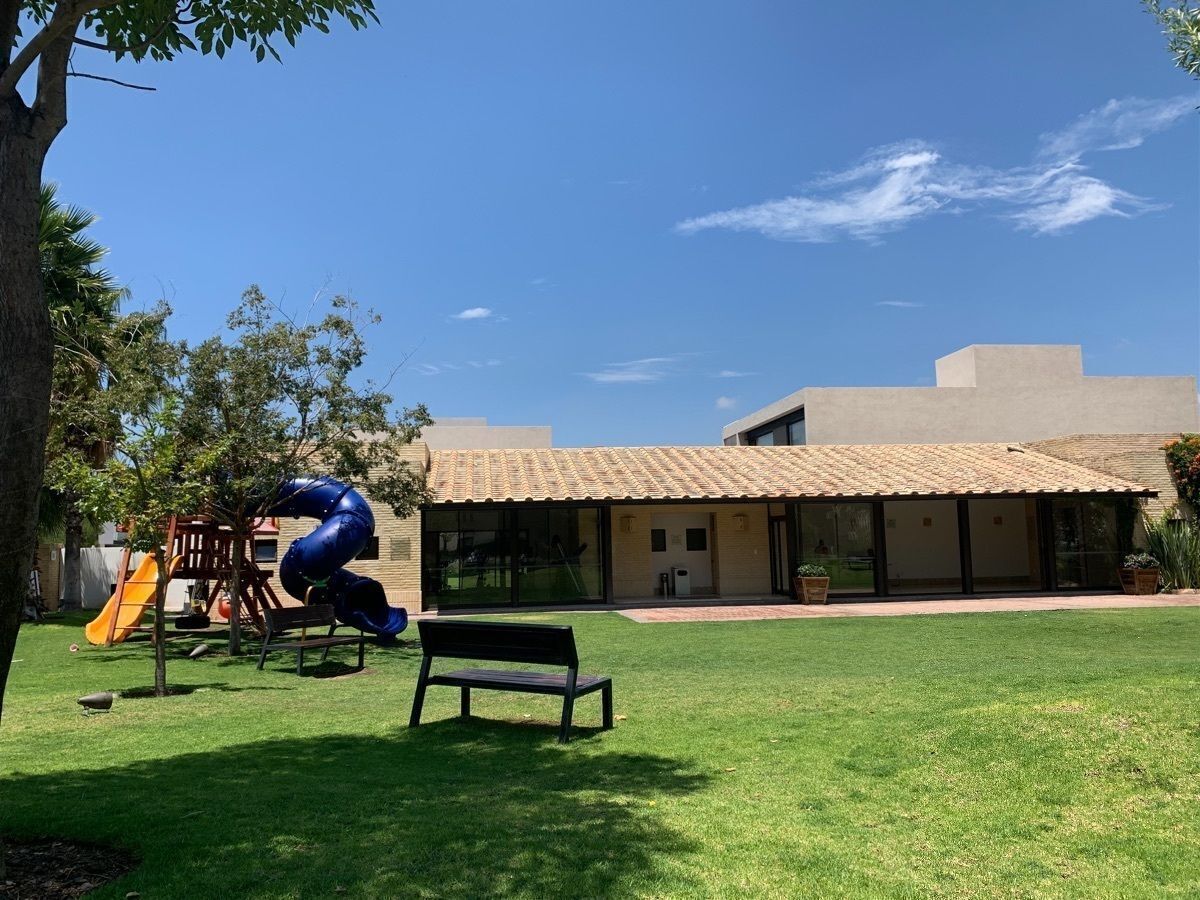 22 de 22: Jardín común con juegos, gym, salón de usos múltiples