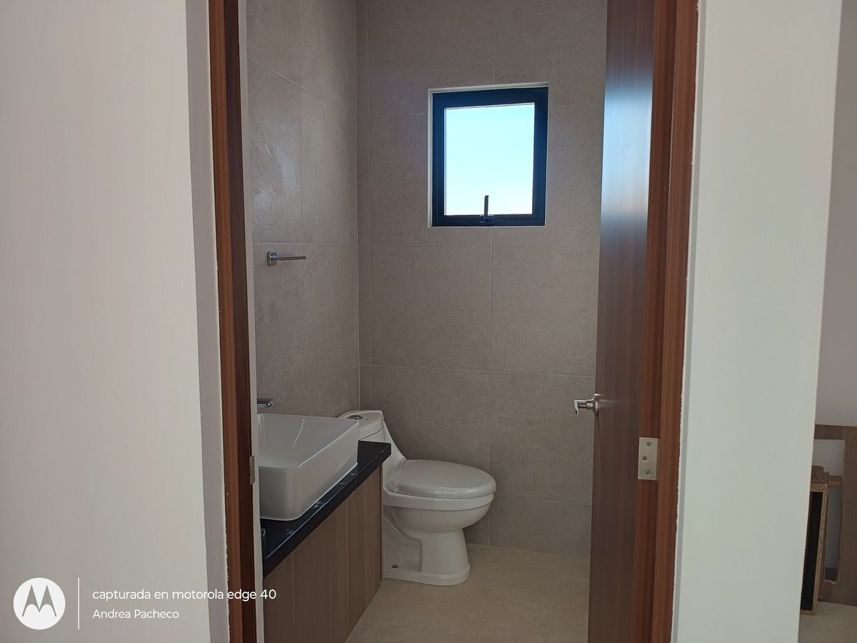 6 of 25: medio baño