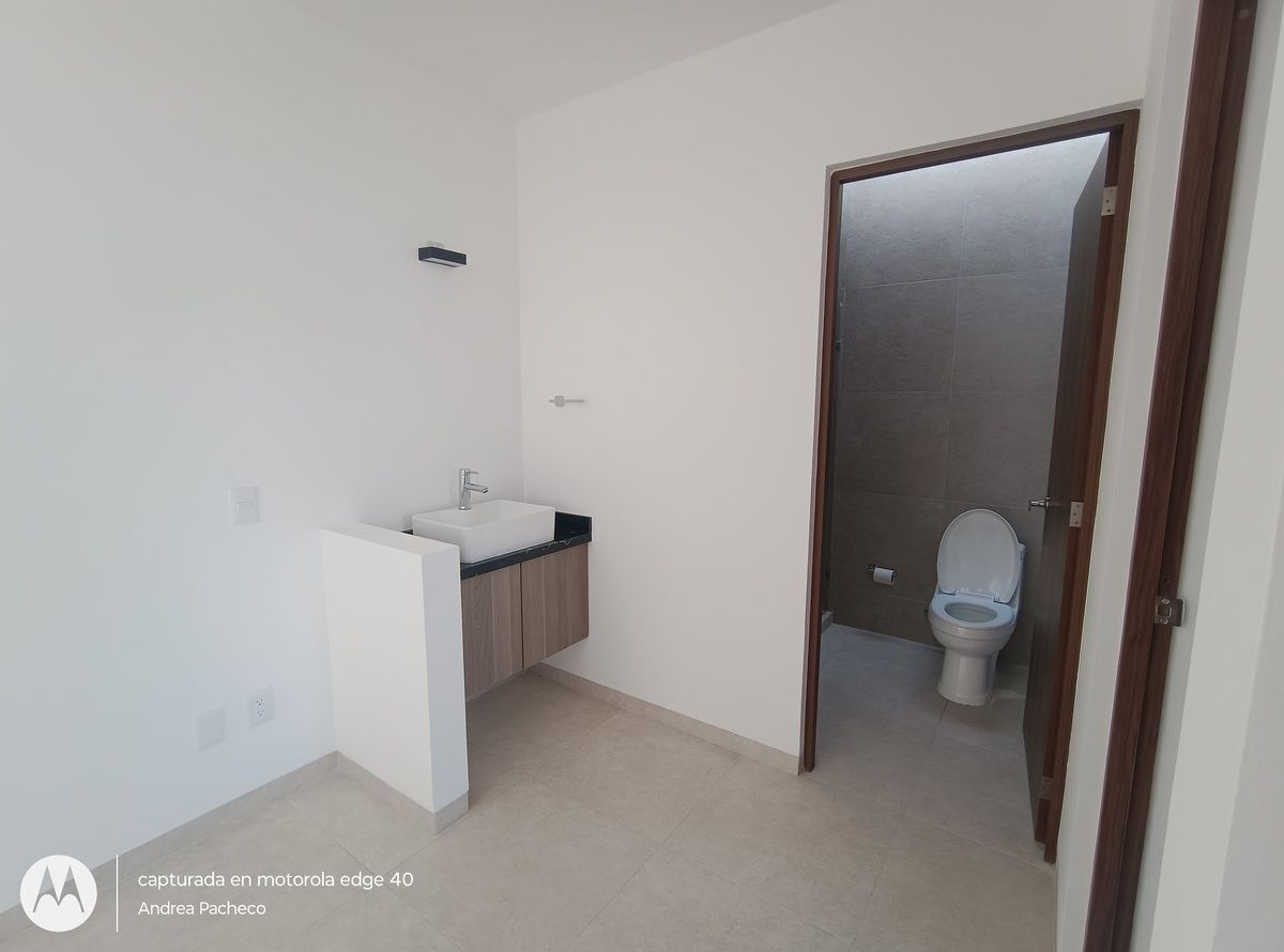 17 of 25: baño compartido pa