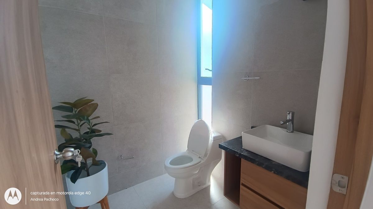 3 de 15: MEDIO BAÑO