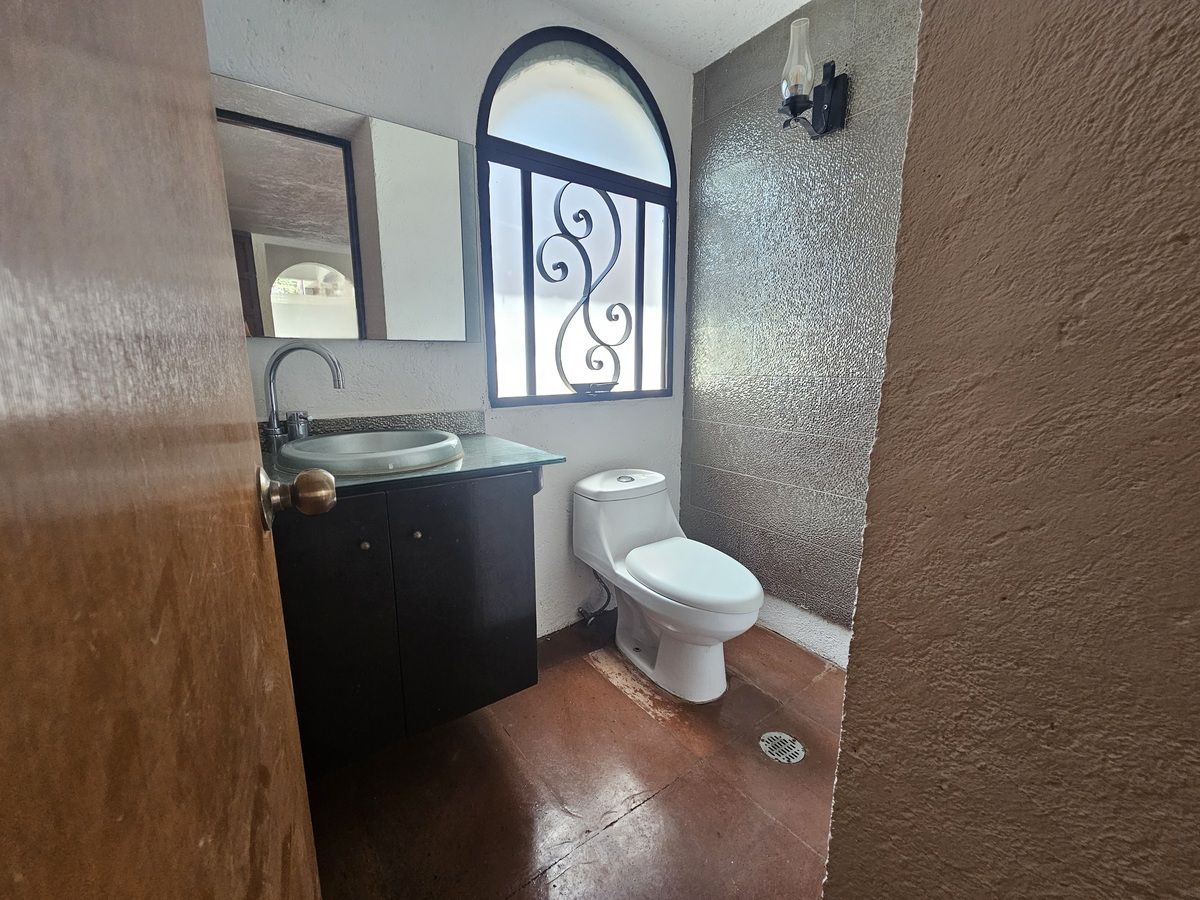 6 of 29: Baño de visitas