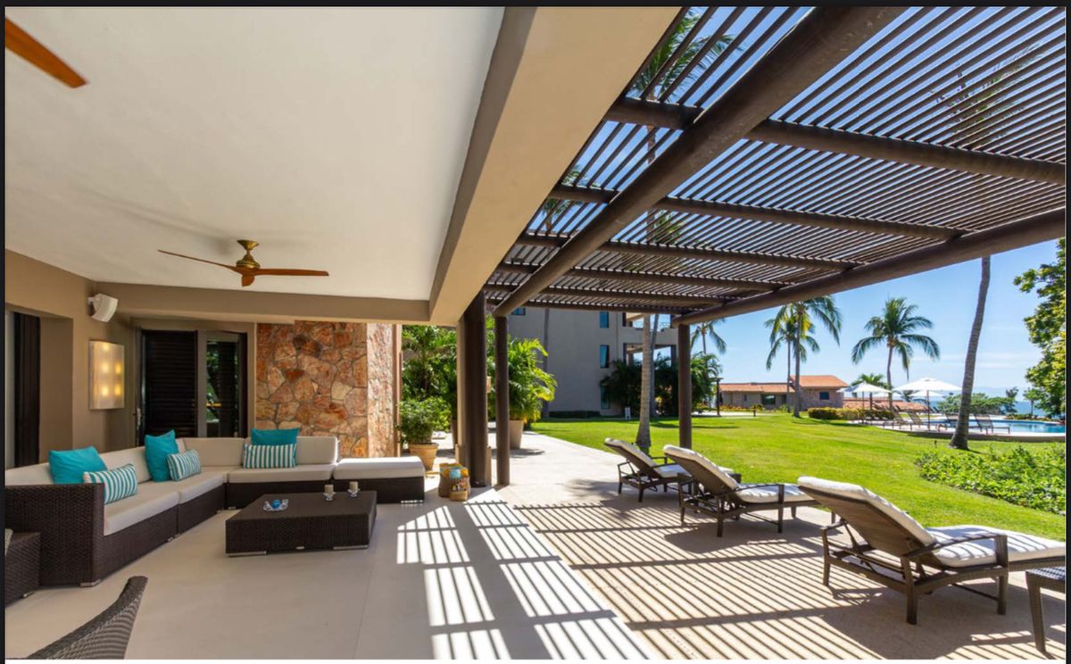 3 de 7: Terraza con camastros y pérgola .