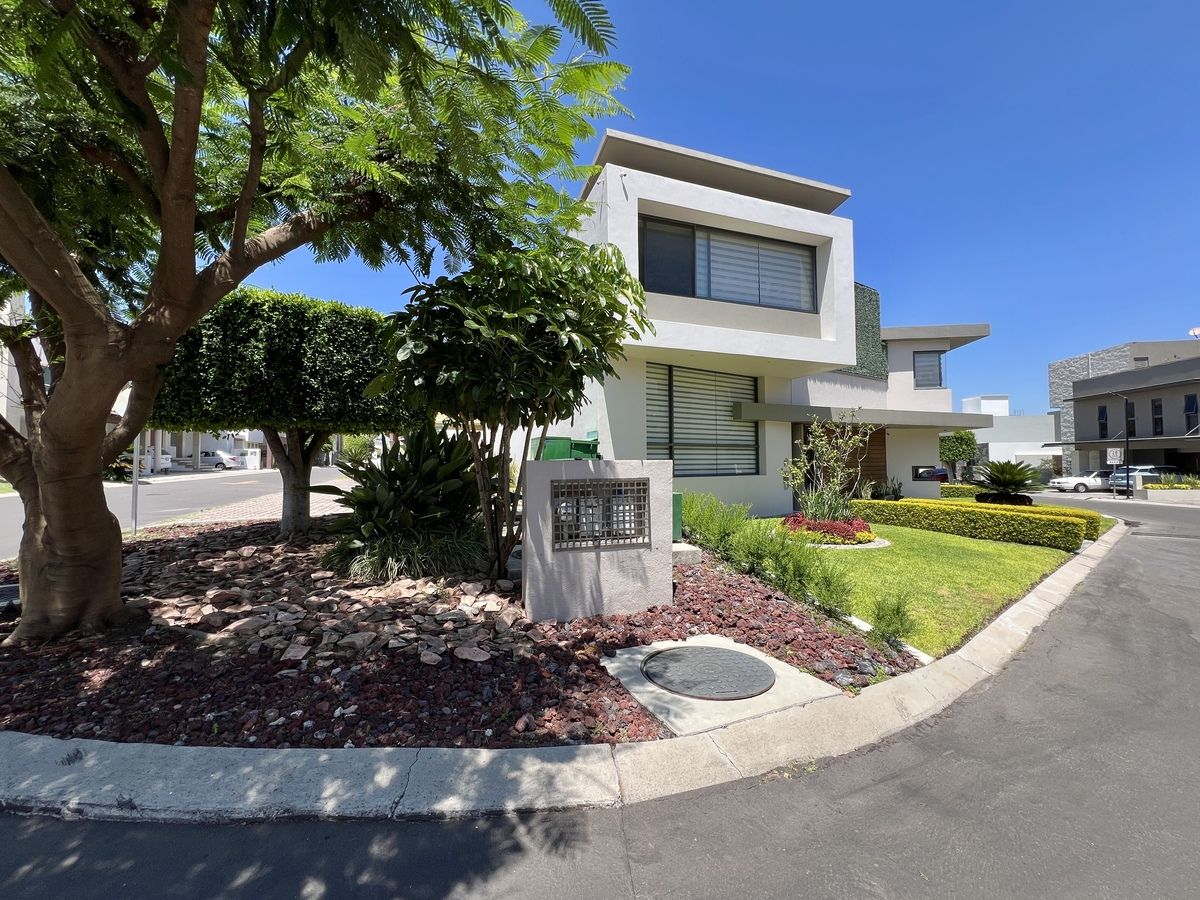 2 de 50: Fachada principal