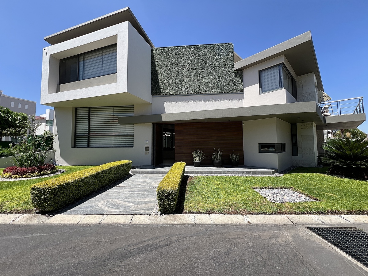 3 de 50: Elegante fachada frontal