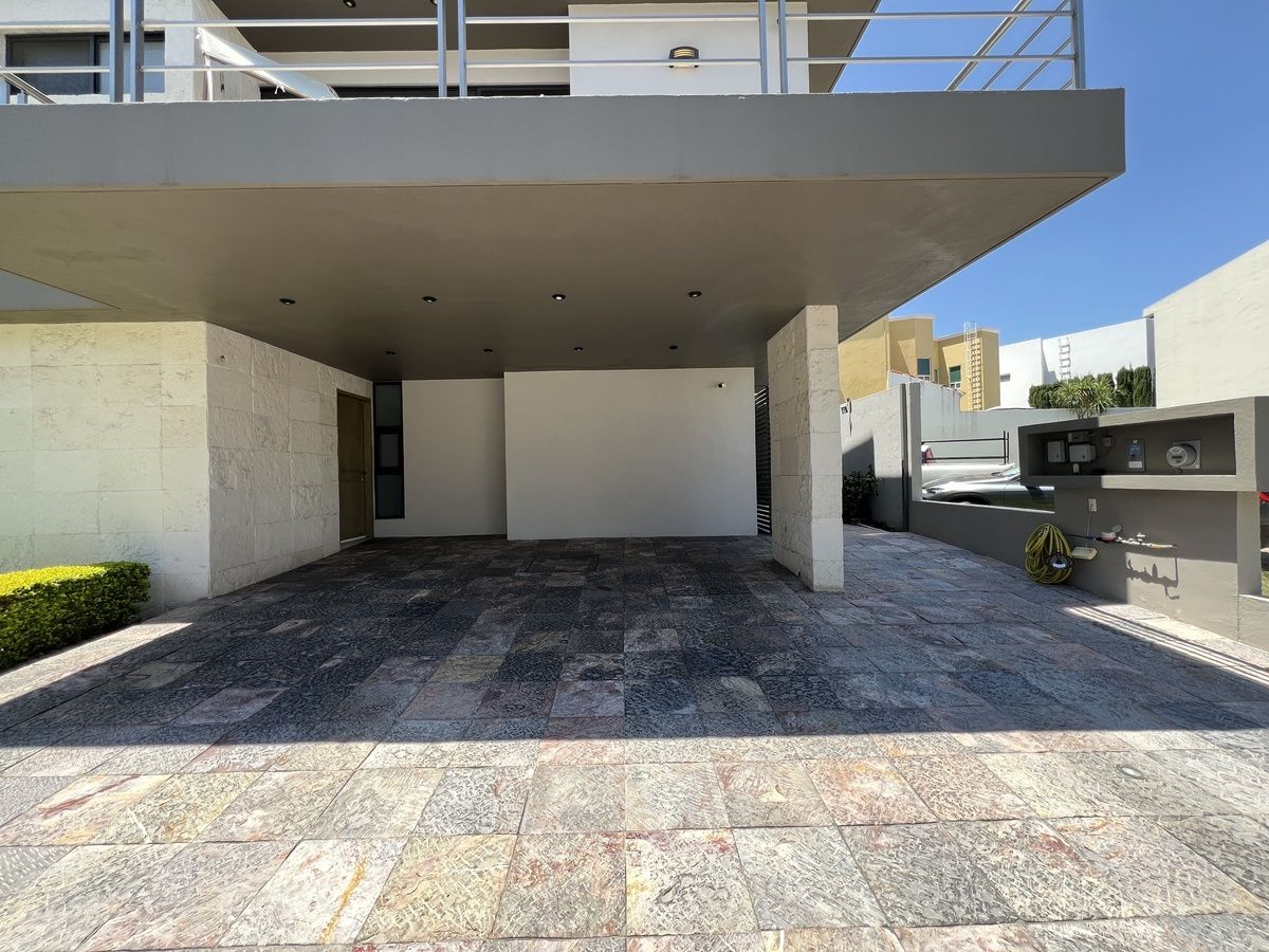 8 de 50: Estacionamiento techado