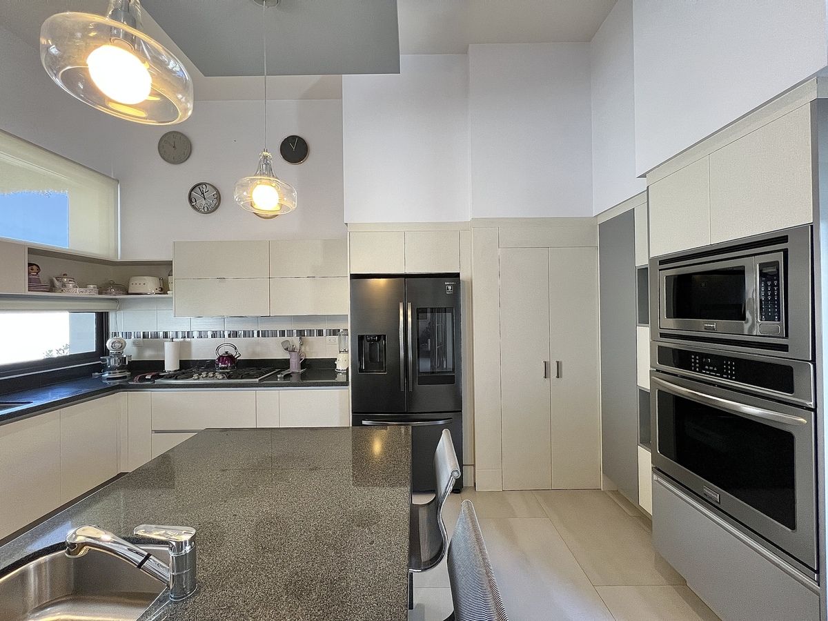 23 de 50: Cocina equipada