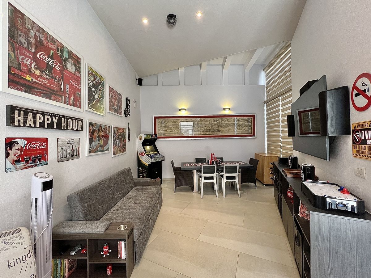 28 de 50: Salón de reuniones