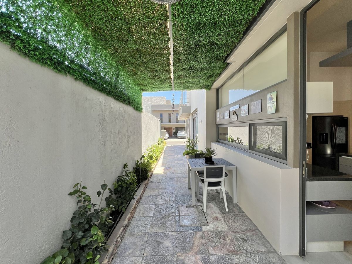 31 de 50: Pasillo lateral