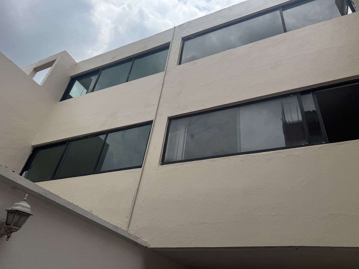 1 of 18: Fachada