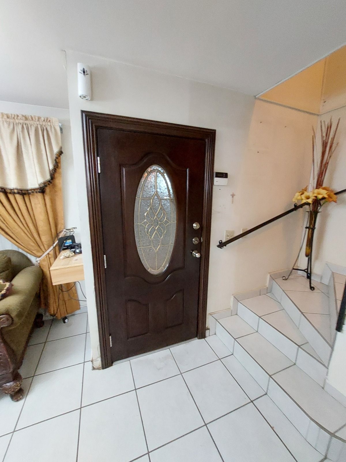 1 de 16: Puerta principal  por dentro