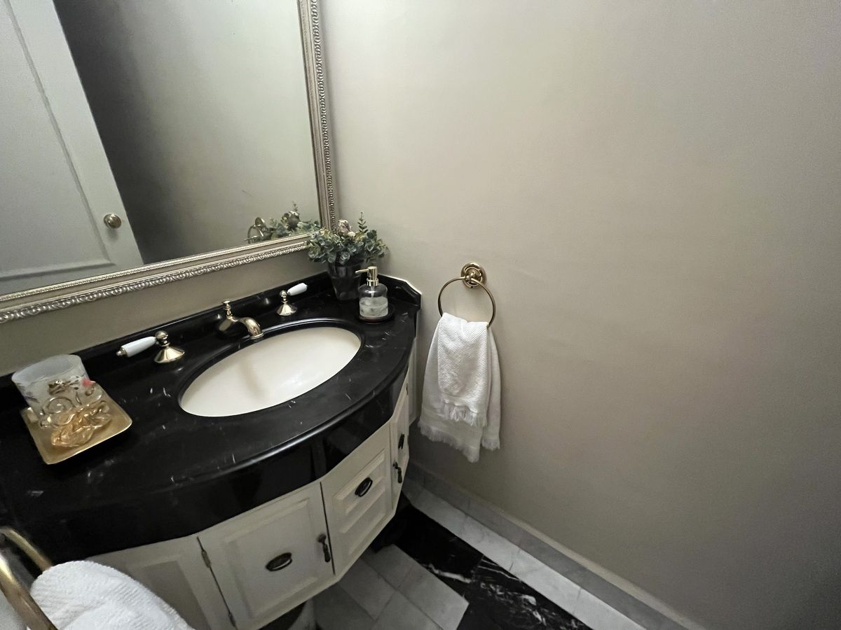 4 of 40: Medio baño