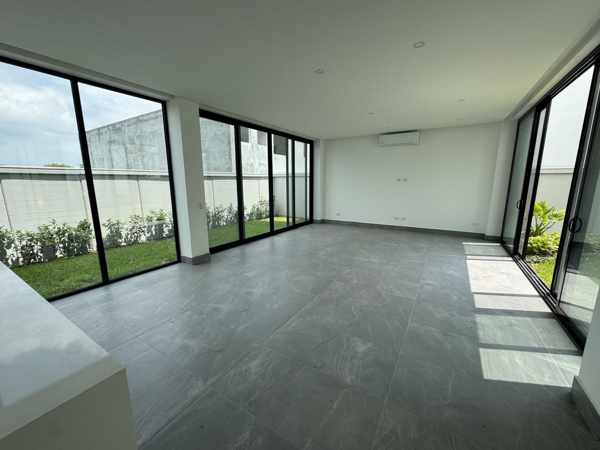 1 of 14: Sala comedor