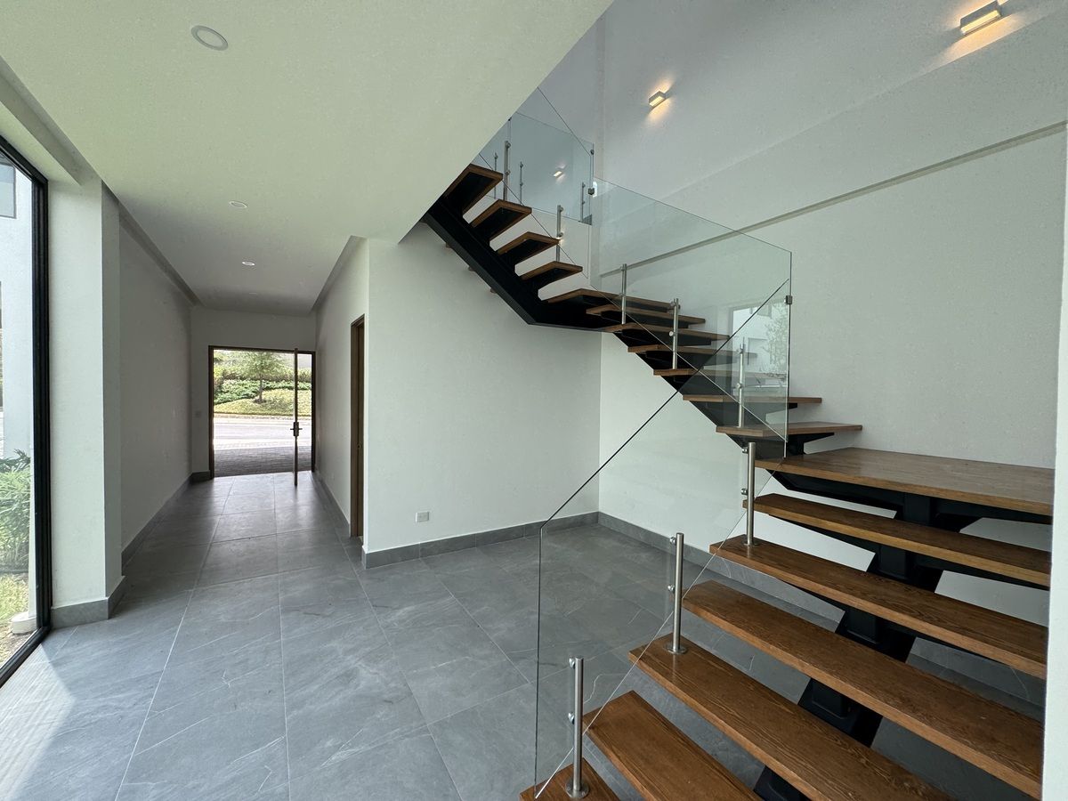 4 of 14: Recibidor y escaleras