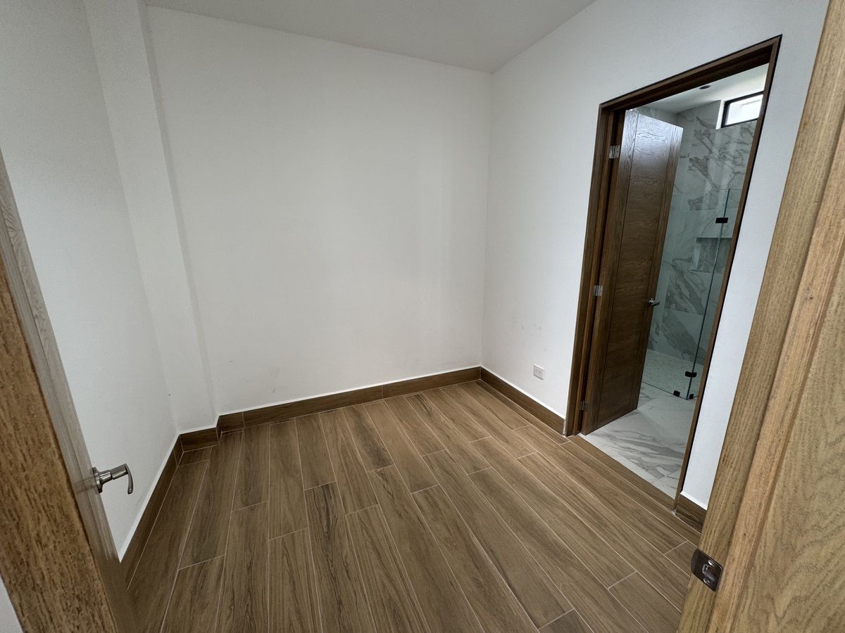 9 de 39: Vestidor