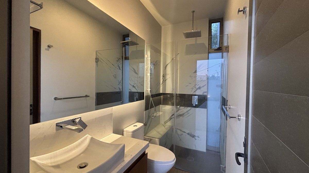 4 of 25: Baño completo estudio o 4- recámara