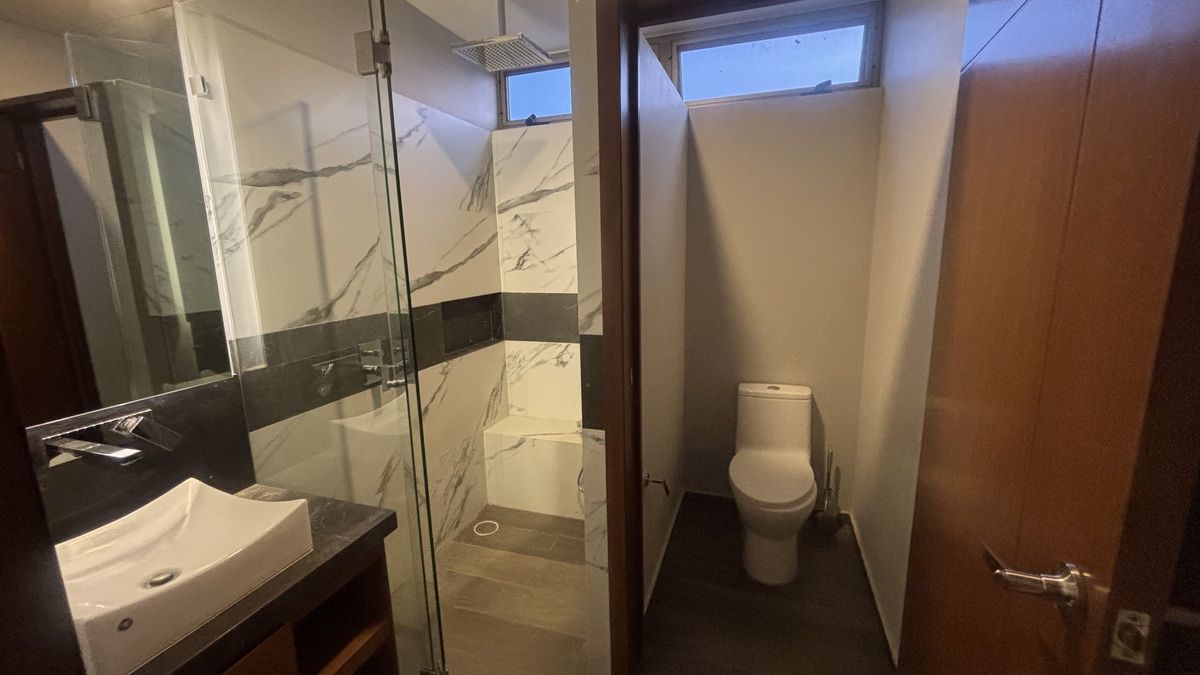 14 of 25: Baño compartido planta añta
