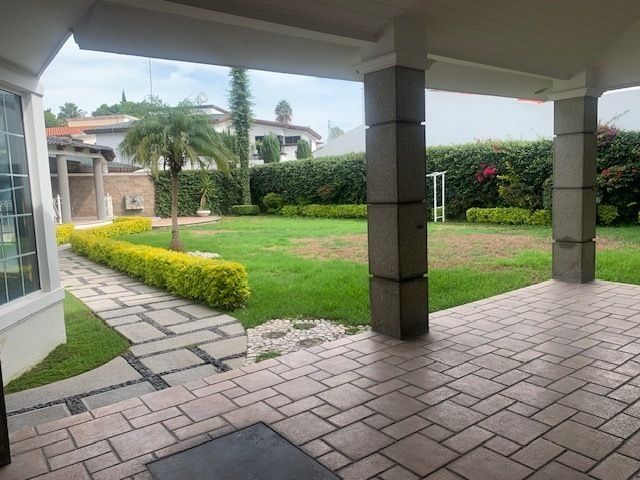8 de 39: JARDIN Y PARTE COCHERA