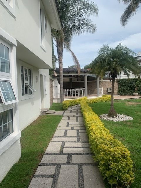 37 de 39: PASILLO EXTERIOR JARDIN