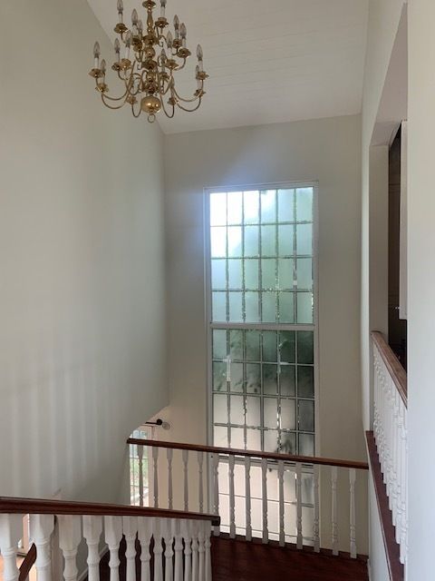 2 de 39: HERMOSAS ESCALERAS CON VENTANAL Y CANDELABRO