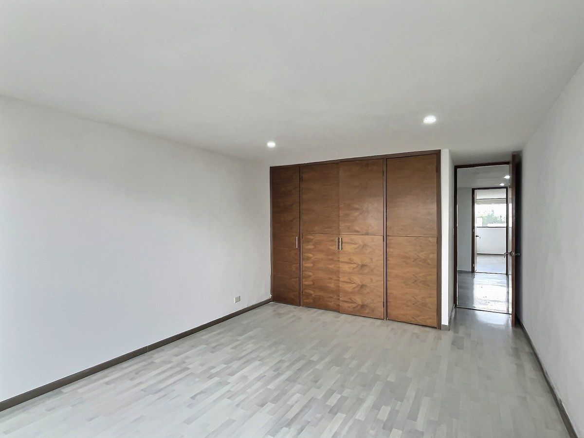 3 of 10: Recámara secundaria con closet de pared