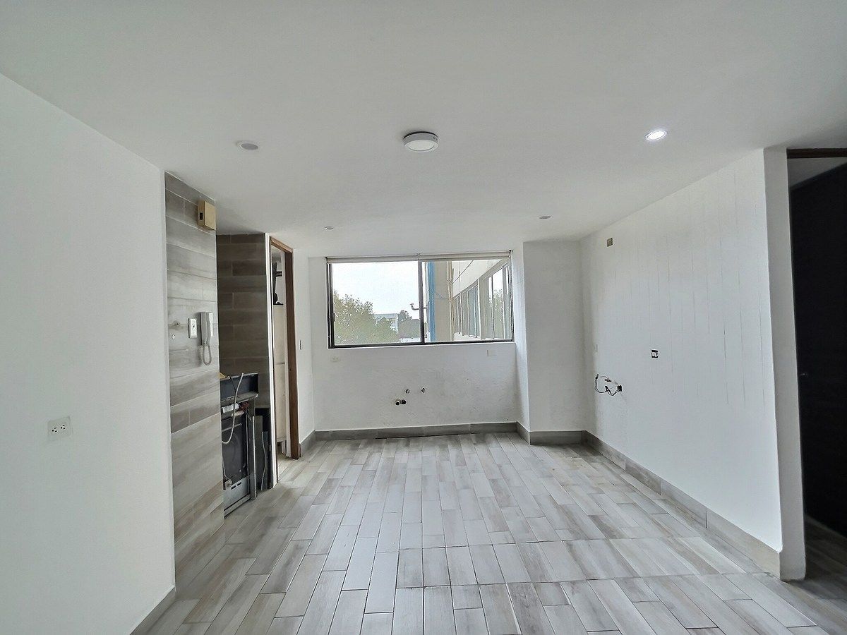 2 of 10: Cocina (en obra para remodelación) con antecomedor y alacena