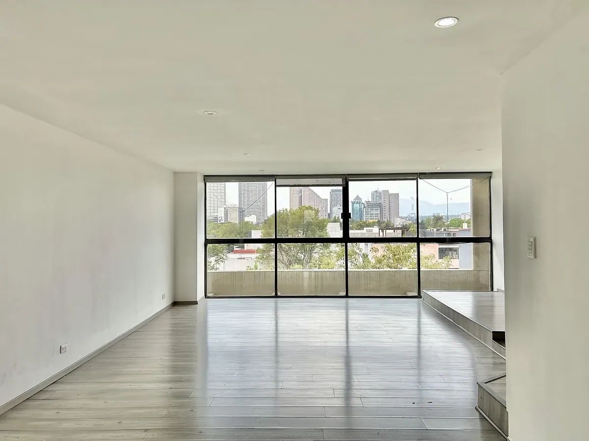 1 of 10: Amplia sala-comedor con grandes ventanales que brindan luz