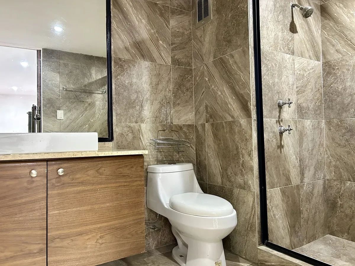 6 of 10: Baño completo para recámara secundaria y terciaria