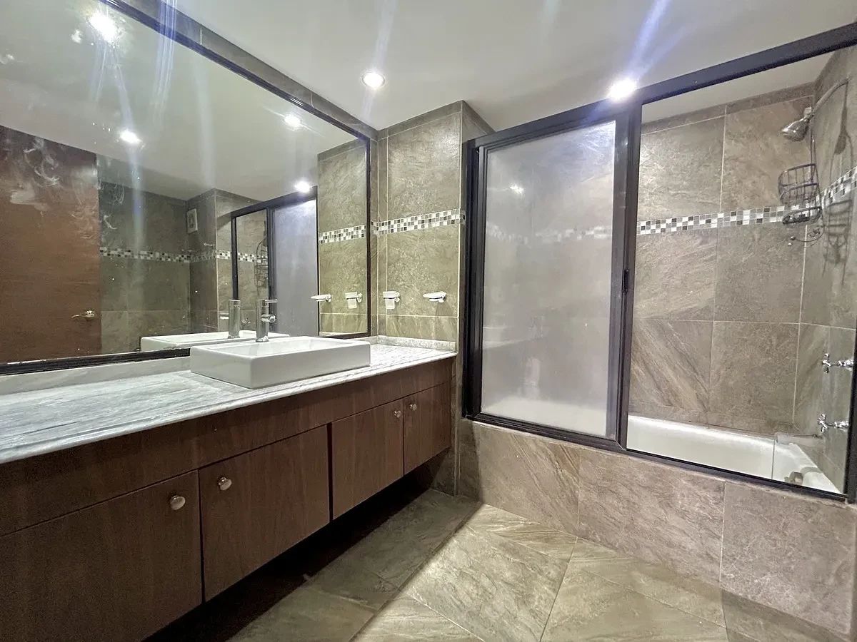 7 of 10: Baño principal con tina