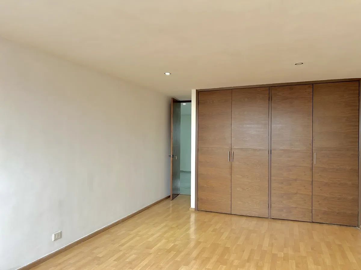 9 of 10: Recámara con closet de pared amplio