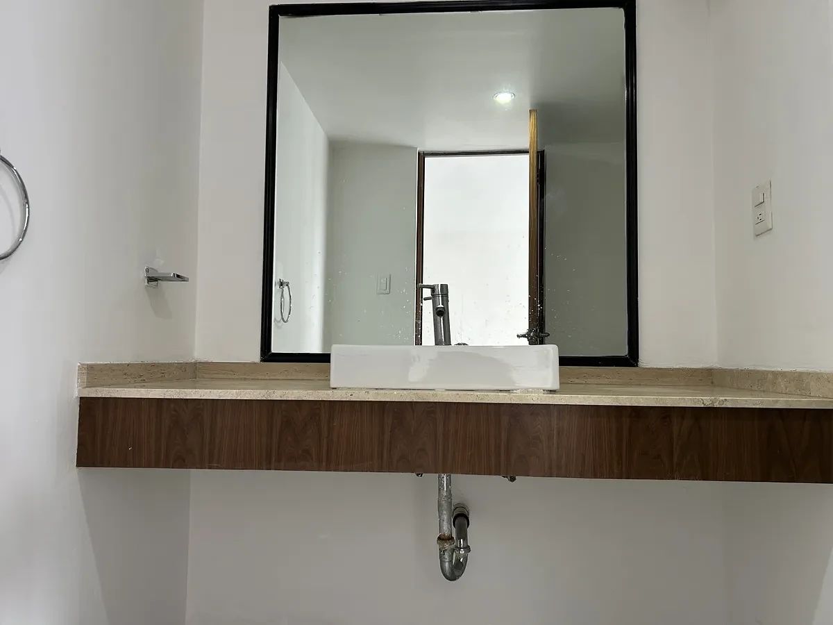 10 of 10: Medio baño social