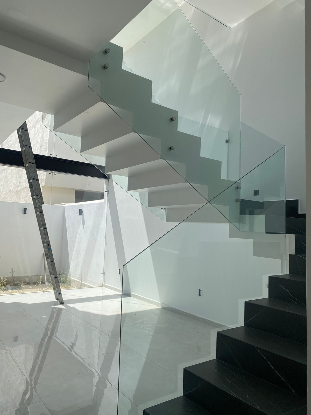 4 de 16: Escaleras con vista a sala doble altura