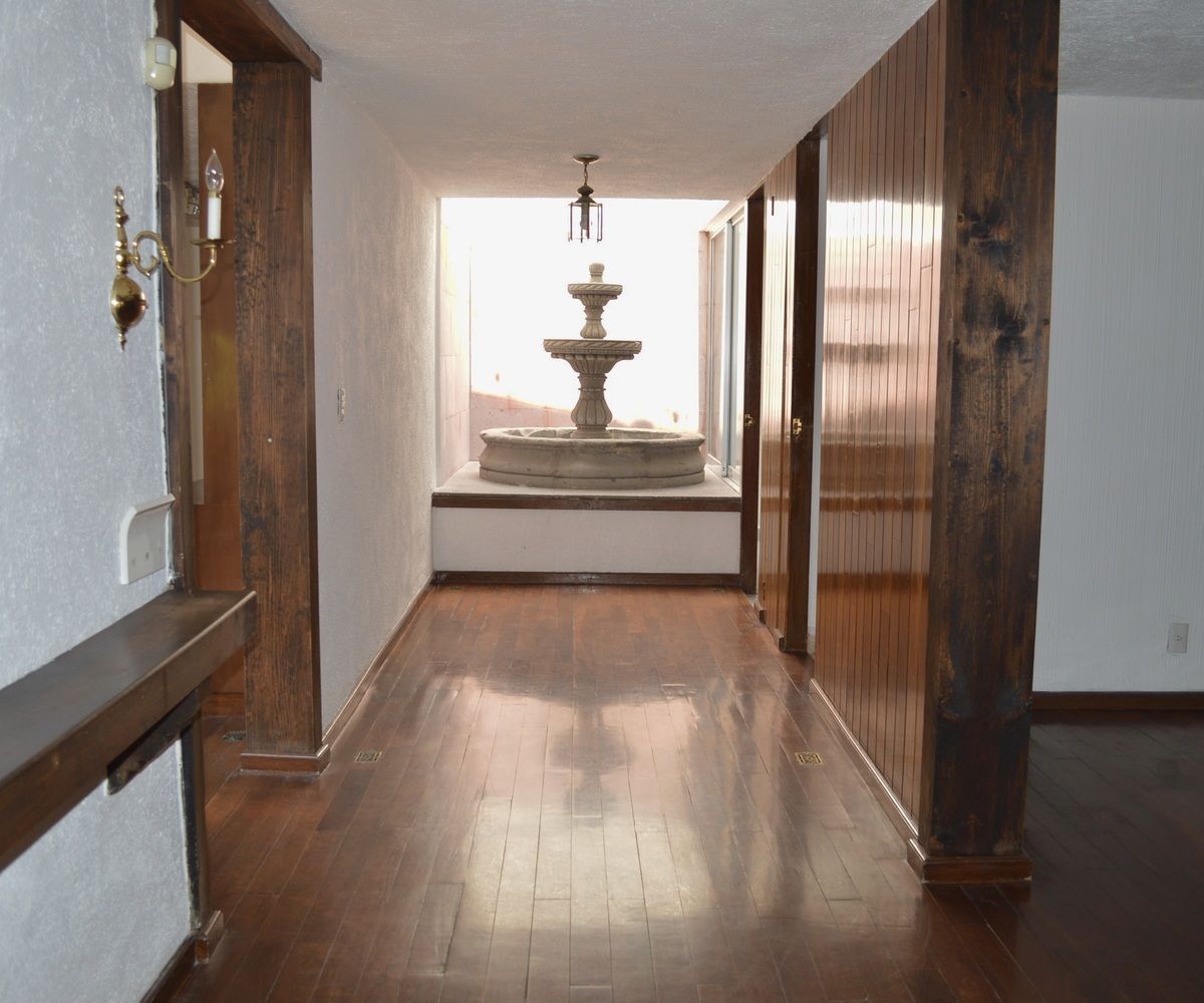 3 de 32: Recibidor con vista a fuente interior
